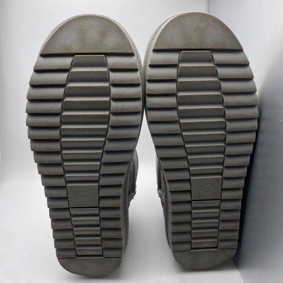 CUSHIONAIRE Women's Cozy pull on boot Grey 6.5 M - Picture 3 of 5